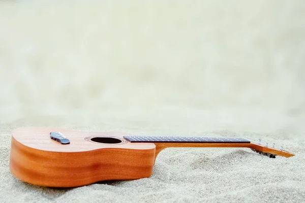 Yunan Denizinin Kıyısındaki Kumsalda Güzel Bir Gitar — Stok fotoğraf