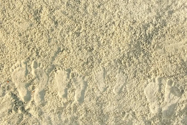 Schöne Fußabdrücke Sand Vor Dem Hintergrund Des Meeres — Stockfoto