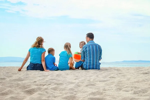 Lycklig Familj Till Sjöss Grekland Natur Bakgrund — Stockfoto