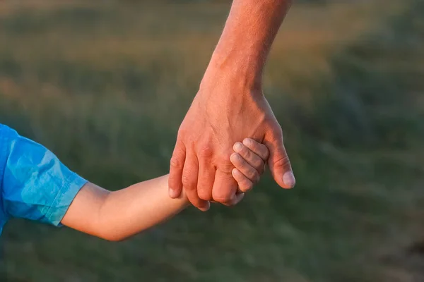 Ręce Szczęśliwego Dziecka Rodzica Przyrodzie Parku Przy Drodze — Zdjęcie stockowe