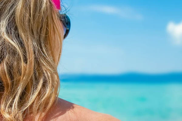 Glückliches Mädchen Auf Dem Meer Mit Einem Bild Der Sonne — Stockfoto