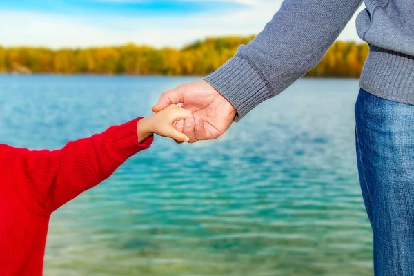 Belas Mãos Pais Filhos Junto Mar — Fotografia de Stock