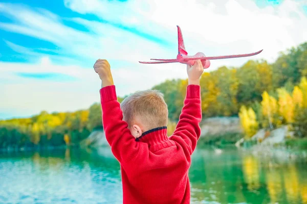 Happy Child Spouští Letadlo Přírodě Parku — Stock fotografie