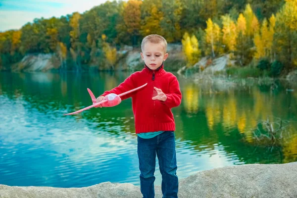 Happy Child Lance Avion Dans Nature Dans Parc — Photo