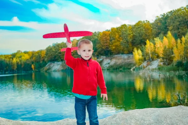 Happy Child Lance Avion Dans Nature Dans Parc — Photo