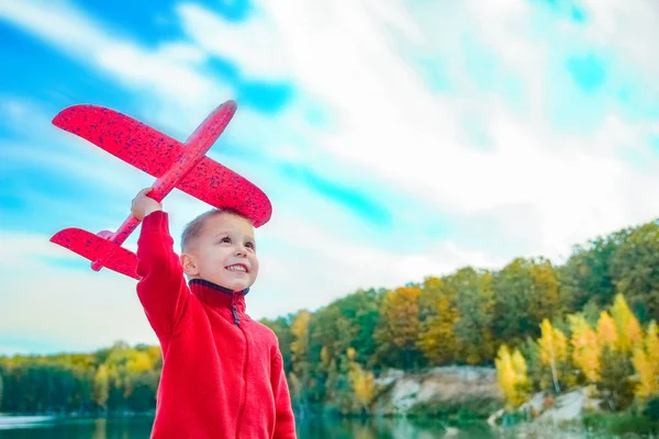 Happy Child Spouští Letadlo Přírodě Parku — Stock fotografie