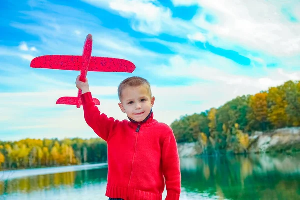 Happy Child Lance Avion Dans Nature Dans Parc — Photo