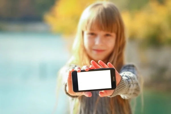 Criança Feliz Com Telefone Tirando Selfie Natureza Parque Viagens — Fotografia de Stock