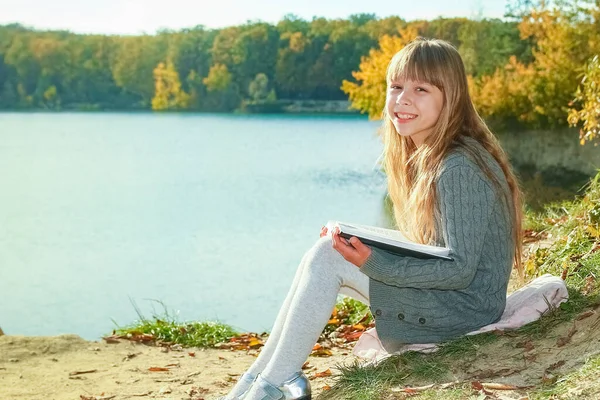 Heureux Livre Lecture Enfant Sur Éducation Nature Dans Les Voyages — Photo