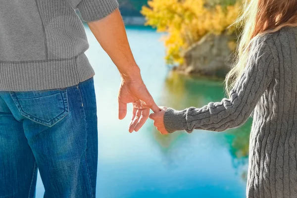 Vackra Händer Förälder Och Barn Vid Havet — Stockfoto