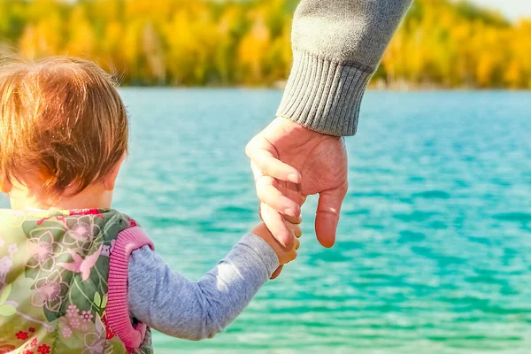 Όμορφα Χέρια Γονέα Και Παιδιού Δίπλα Στη Θάλασσα — Φωτογραφία Αρχείου