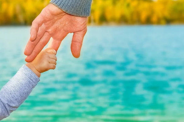 Piękne Ręce Rodzica Dziecka Nad Morzem — Zdjęcie stockowe