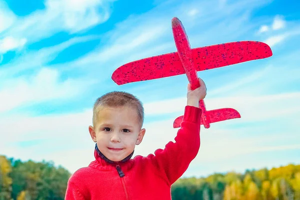 Glada Barn Lanserar Ett Flygplan Naturen Parken — Stockfoto