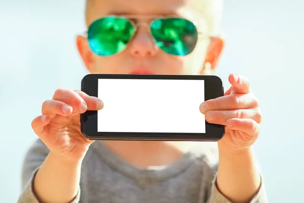 Niño Feliz Con Teléfono Tomar Selfie Naturaleza Parque Viajes —  Fotos de Stock