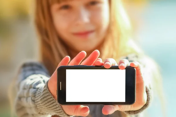 Criança Feliz Com Telefone Tirando Selfie Natureza Parque Viagens — Fotografia de Stock