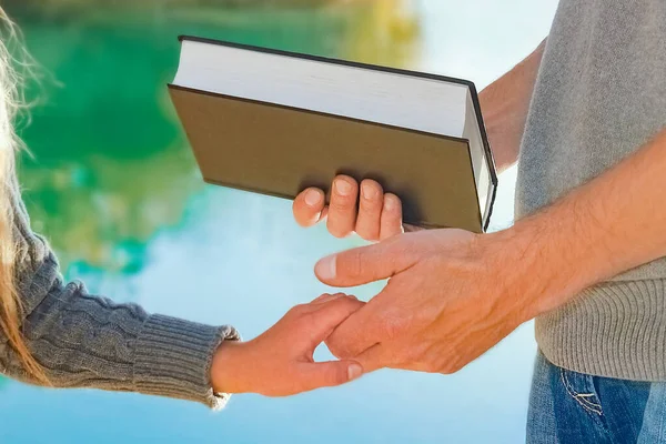 Mano Mano Padre Pasa Libro Niño Parque Aire Libre — Foto de Stock