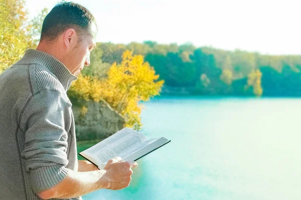 Chico Feliz Leyendo Libro Parque Sobre Educación Viajes Por Naturaleza —  Fotos de Stock