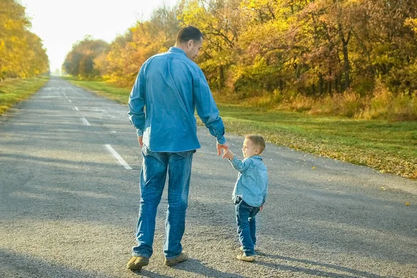 Parent Heureux Avec Enfant Marchent Long Route Dans Parc Sur — Photo