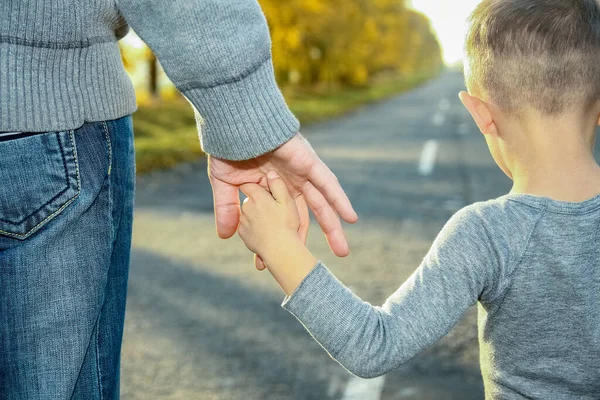 Gelukkig Ouder Met Kind Wandelen Langs Weg Het Park Reis — Stockfoto