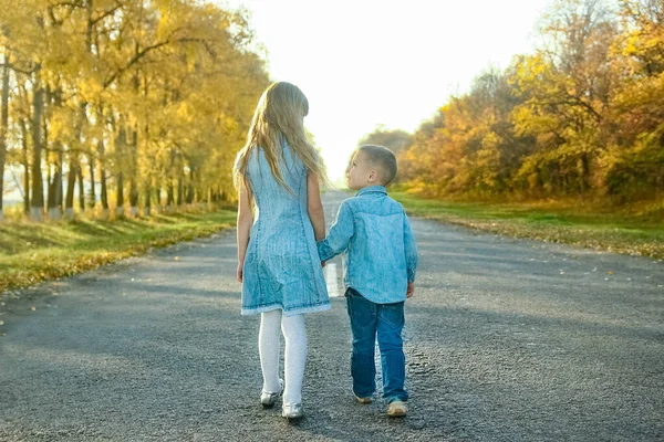 Parent Heureux Avec Enfant Marchent Long Route Dans Parc Sur — Photo