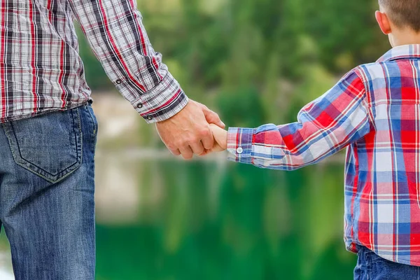 Manos Padres Hijos Naturaleza Parque Viajes —  Fotos de Stock