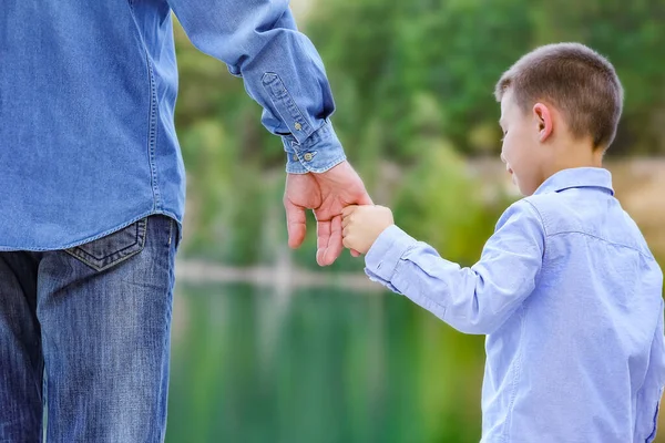 Mani Genitori Bambini Natura Nel Parco Viaggi — Foto Stock