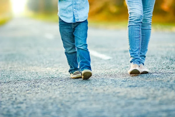Genitore Felice Con Bambino Stanno Camminando Lungo Strada Nel Parco — Foto Stock