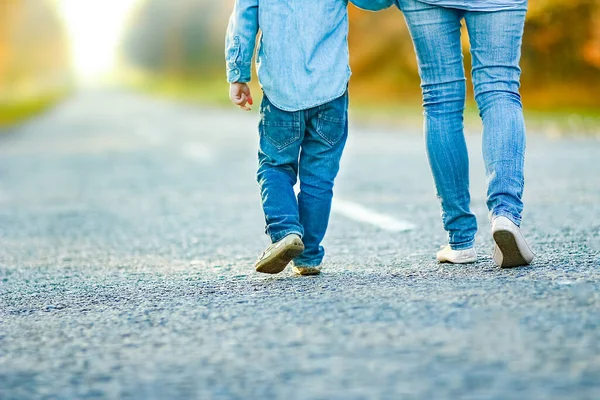 Parent Heureux Avec Enfant Marchent Long Route Dans Parc Sur — Photo