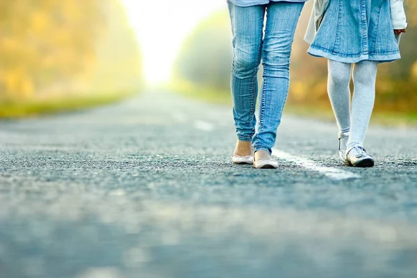 Parent Heureux Avec Enfant Marchent Long Route Dans Parc Sur — Photo