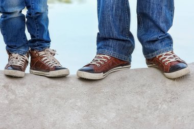 Park gezisinde mutlu ebeveyn ve çocuk ayakları