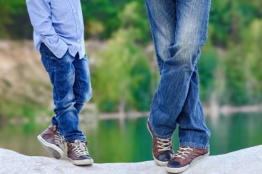 Parkta çocuk sahibi mutlu bir ebeveyn.