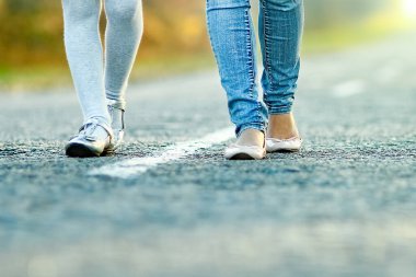 Çocuklu mutlu bir ebeveyn doğa yolculuğunda parkta yürüyor.