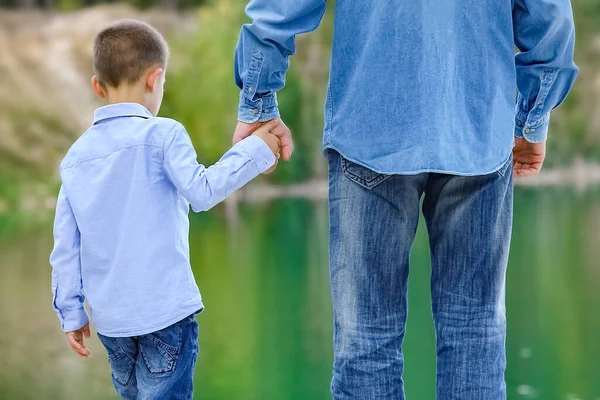 Mãos Pai Filho Natureza Parque Viagens — Fotografia de Stock