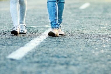 Çocuklu mutlu bir ebeveyn doğa yolculuğunda parkta yürüyor.