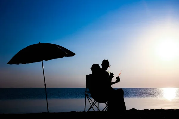 Joyeux Couple Bord Mer Coucher Soleil Sur Silhouette Voyage Dans — Photo