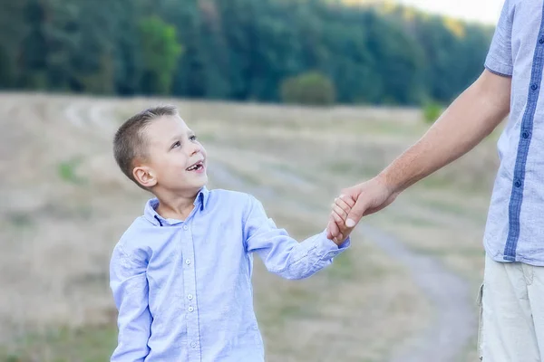 Criança Feliz Mãos Dos Pais Natureza Parque Viajam — Fotografia de Stock