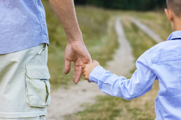 Glada Barn Och Föräldrars Händer Naturen Parken Resa — Stockfoto