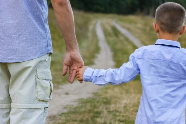 Criança Feliz Mãos Dos Pais Natureza Parque Viajam — Fotografia de Stock