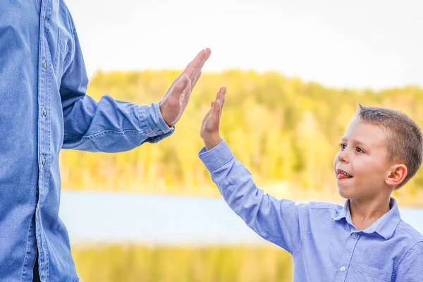 Händerna Förälder Och Barn Naturen Parken Resor — Stockfoto