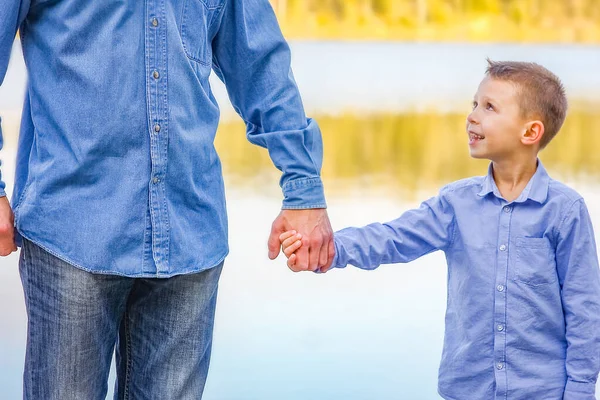 Manos Padres Hijos Naturaleza Parque Viajes — Foto de Stock