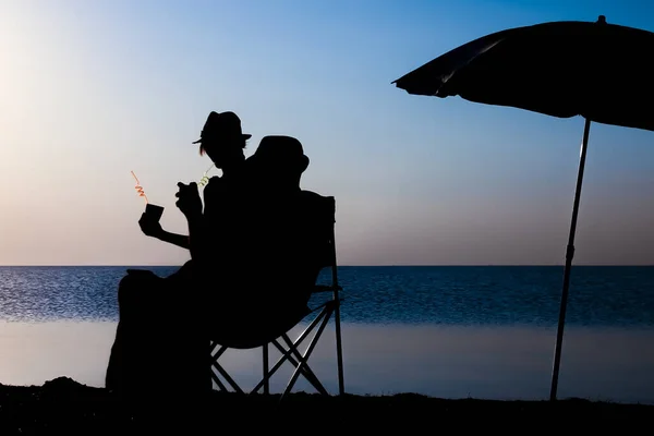 Gün Batımında Deniz Kenarında Mutlu Bir Çift Doğada Gezici Bir — Stok fotoğraf