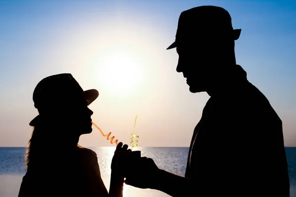 在日落时分 一对快乐的夫妇在海边畅饮着鸡尾酒 在大自然中穿行 — 图库照片