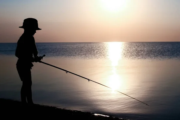 Felice Bambino Pescatore Pesca Mare Sulla Silhouette Della Natura Viaggi — Foto Stock