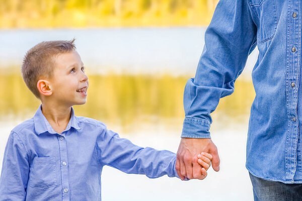 Руки родителя и ребенка на природе в парке путешествия