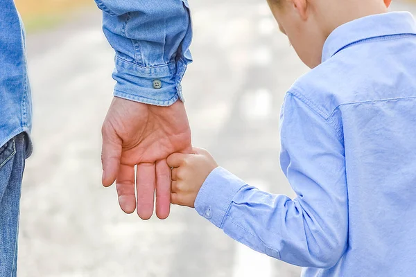 Genitore Felice Con Bambino Nelle Mani Del Parco Viaggio Natura — Foto Stock