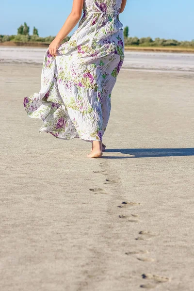 Schöne Fußabdrücke Sand Töten Auf Naturhintergrund — Stockfoto