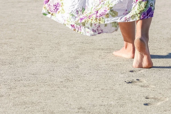 Krásné Stopy Nohou Písku Zabíjení Přírodním Pozadí — Stock fotografie