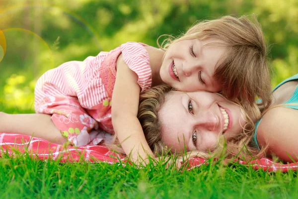 Mutter Mit Ihrer Glücklichen Kleinen Tochter Liegt Gras — Stockfoto
