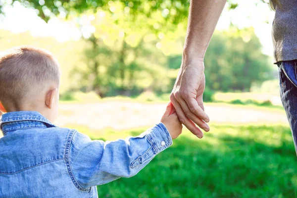 Parent Holds Hand Small Child Walk — Stock Photo, Image