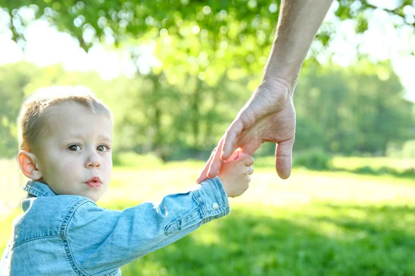 Parent Holds Hand Small Child Walk — Stock Photo, Image